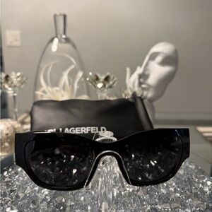Karl Lagerfeld x Disney Sunglasses Black Donald Duck Graphic w/ Case Designer